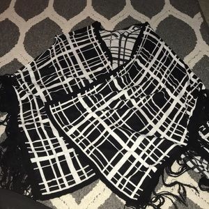 Black and White fringe pull over